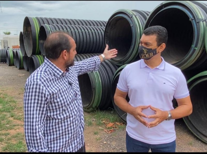 Presidente Laerte Gomes confere tubos corrugados, que vão substituir pontes de madeira, em Presidente Médici