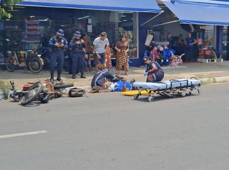 Motociclista fica ferido após colidir na traseira de Fiat Uno na Avenida Brasil