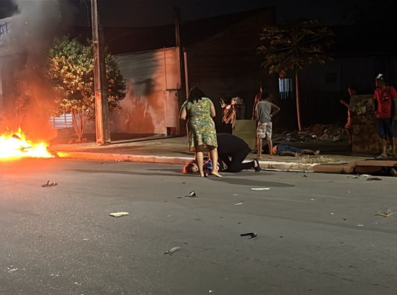 Motocicleta pega fogo após colisão com carro e deixa três feridos em ji-paraná