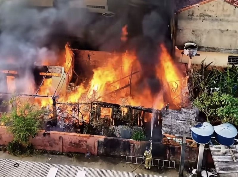 Fogo se espalha rapidamente, destrói residência e ameaça construções vizinhas