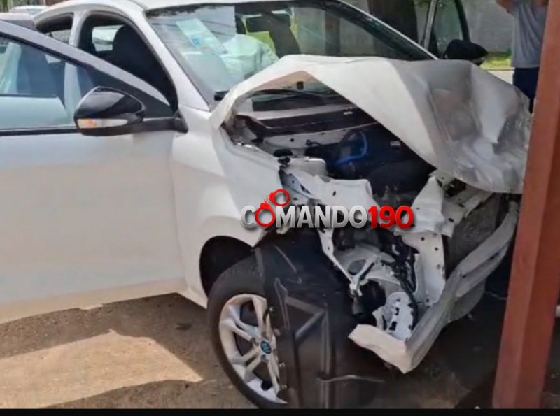 Fiat Argo recém-comprado bate em pilar após colisão no bairro Nova Brasília