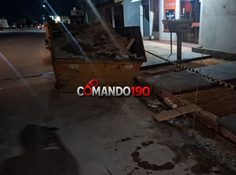 Dois jovens ficam feridos após colidirem motocicleta contra caçamba de entulho em Ji-Paraná