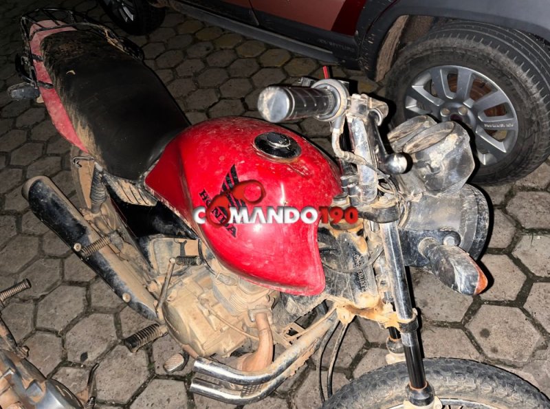 Motocicleta furtada encontrada abandonada em Nova Colina