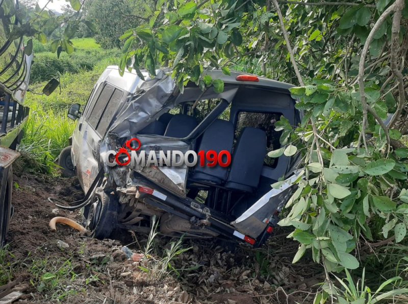 Acidente envolvendo van escolar, ônibus e caminhão deixa alunos feridos na BR-364