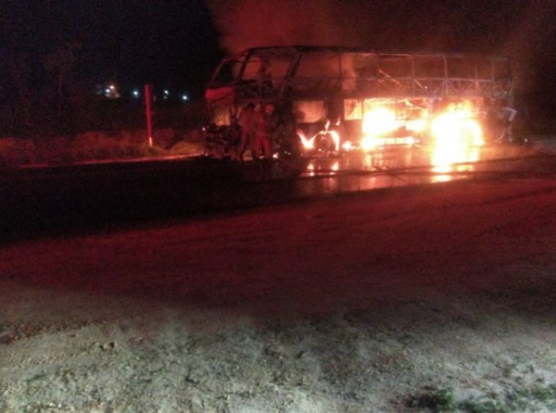 Em Ji-Paraná, ônibus da Eucatur pega fogo na BR 364 e assusta passageiros