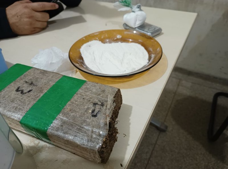 Polícia Militar apreende maconha e cocaína durante madrugada