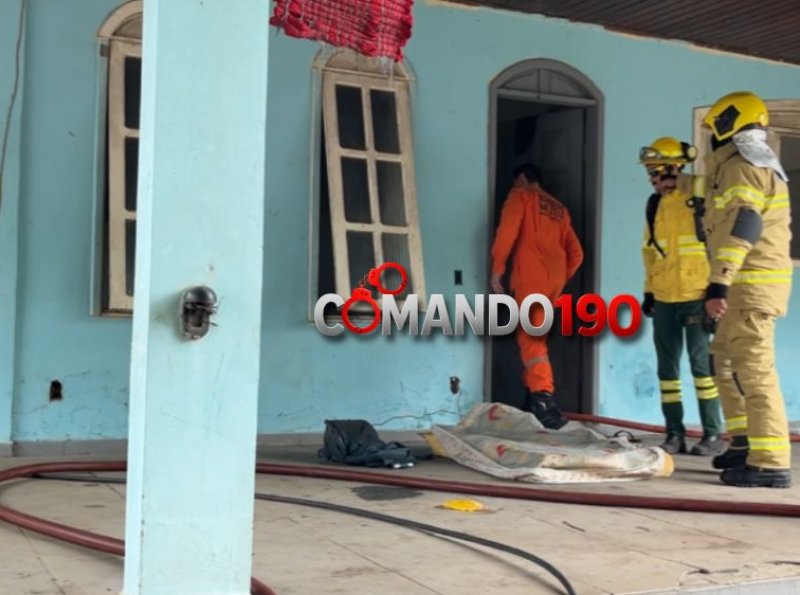Início de incêndio em residência abandonada mobiliza Corpo de Bombeiros em Ji-Paraná
