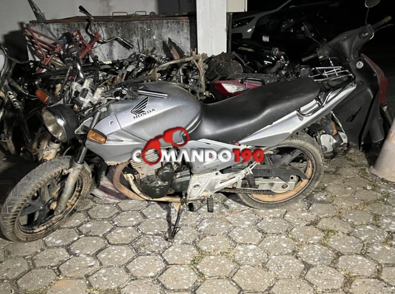 Motocicleta furtada é encontrada em situação de abandono 