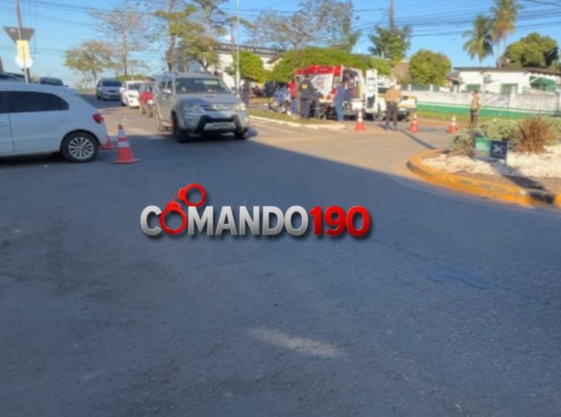 Ciclista leva pancada de carro em rotatória e vai parar no hospital