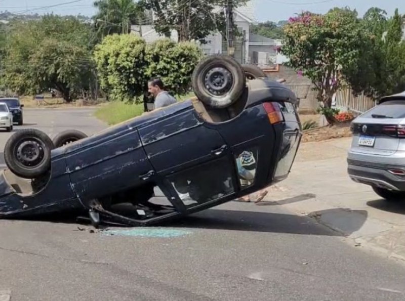 Colisão entre carros termina com capotamento e motorista ferida em Ji-Paraná