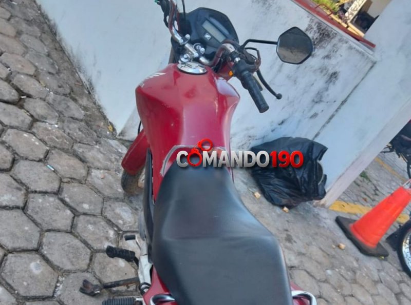 Motocicleta furtada é encontrada abandonada em posto de combustíveis em Ji-Paraná