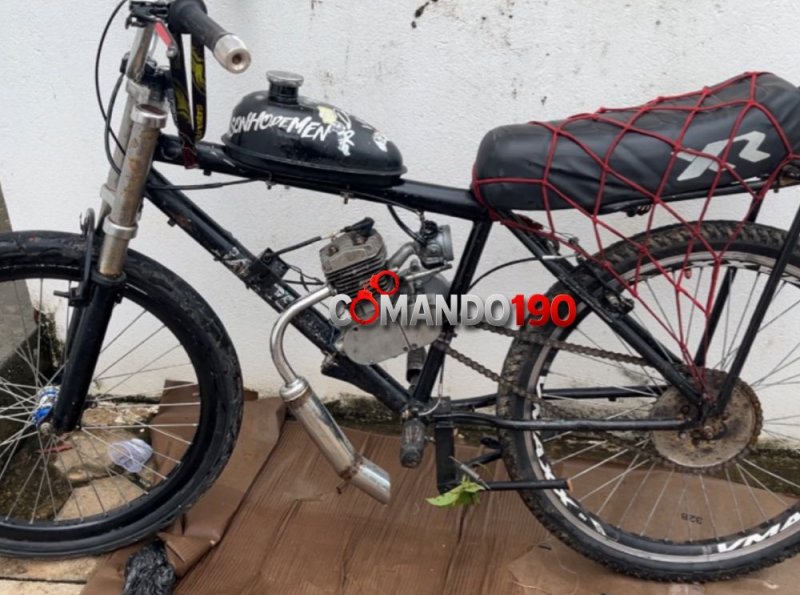 Bicicleta motorizada é encontrada abandonada em área de matagal no bairro Riachuelo