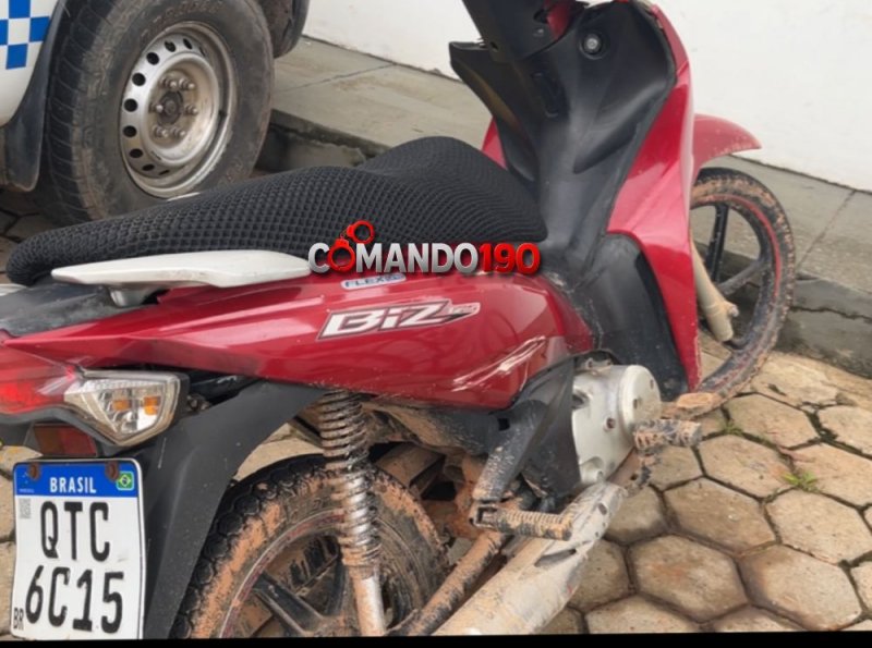 PM flagra drogas e motocicleta com restrição em área isolada de Ji-Paraná