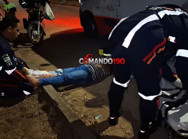 Mulher sofre queda de motocicleta na T-21 e é socorrida pelo SAMU em Ji-Paraná