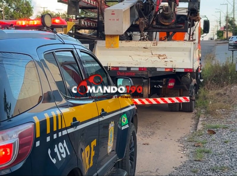 Motociclista colide com caminhão na BR-364 e é socorrido