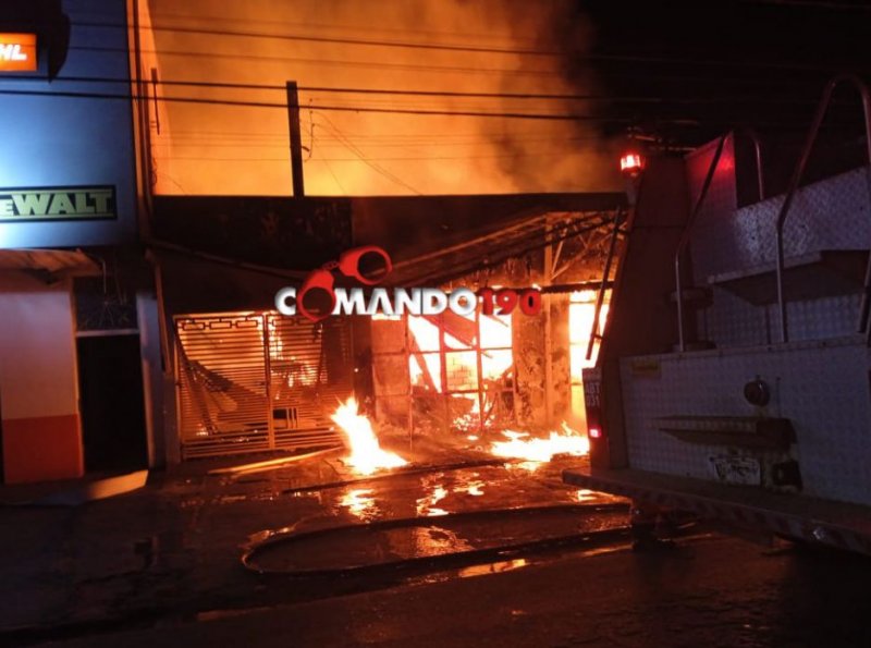 Ponto comercial na Avenida Brasil fica totalmente destruído por incêndio