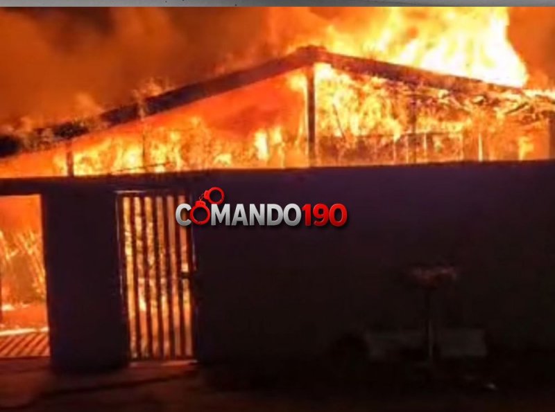 Incêndio de grandes proporções destrói residência em Ji-Paraná
