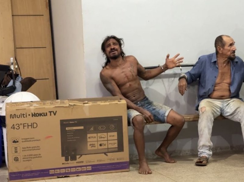 Dupla é detida pela Polícia Militar suspeita de comercializar drogas no bairro Presidencial
