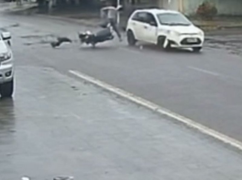 Gravíssimo acidente entre moto e carro deixa motociclista em estado crítico