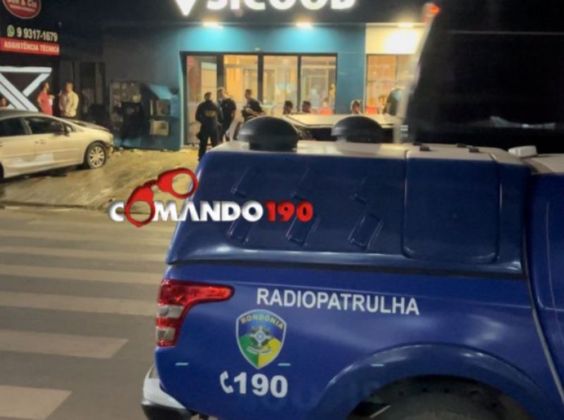 Acidente de Trânsito na Rua T-23: Condutora Perde Controle e Colide com Parede de Banco em Ji-Paraná