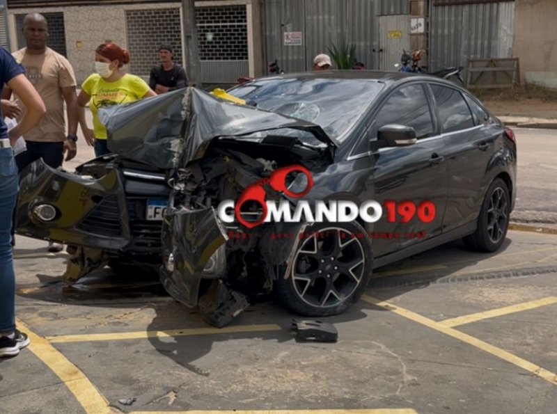 Grave acidente entre carro e motoneta deixa feridos e causa danos em estabelecimento