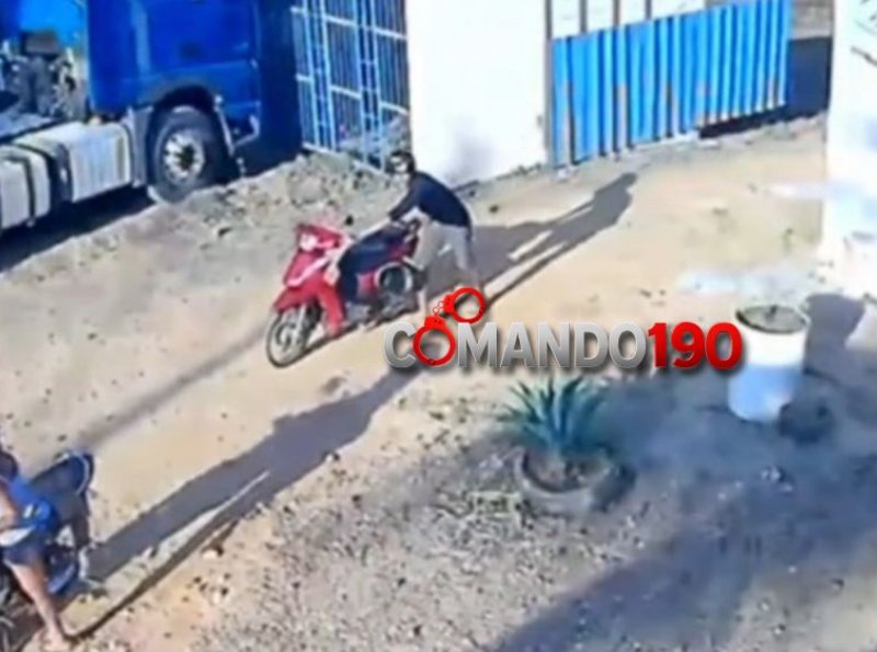 Câmeras registram furto de motocicleta em balneário de Ji-Paraná