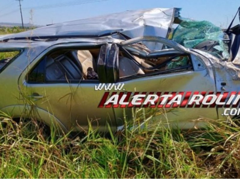 Duas pessoas foram socorridas após capotamento de camioneta na RO 010 entre Rolim de Moura e Nova Estrela