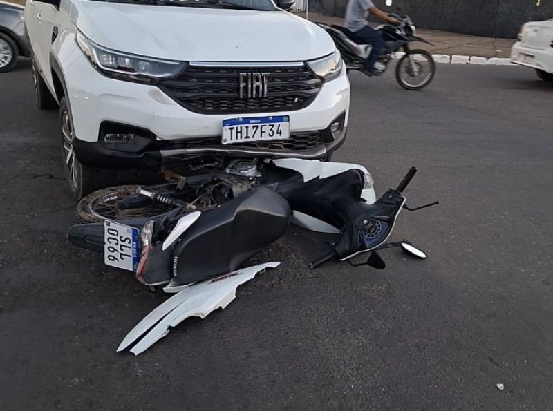 Motociclista fica ferida após colisão com picape em cruzamento de Ji-Paraná