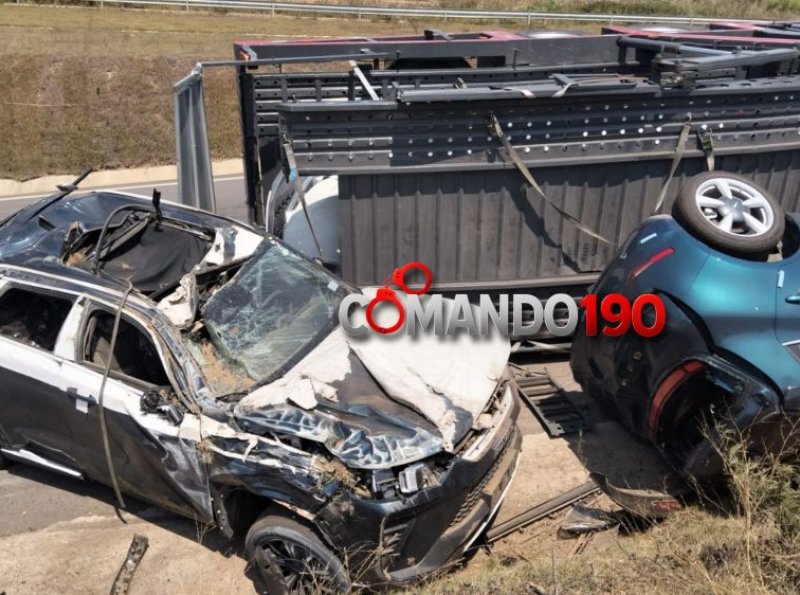 Caminhão cegonha tomba na entrada do anel viário em Ji-Paraná