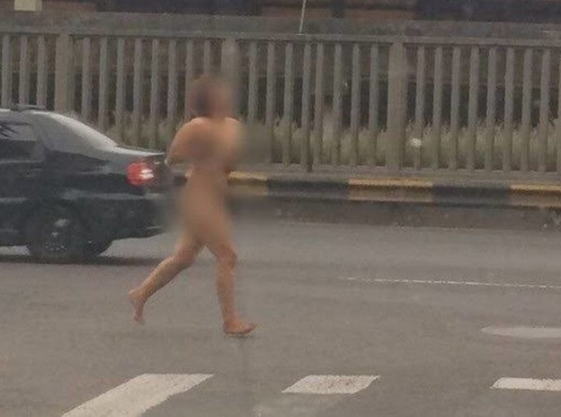 mulher corre sem roupas na rua para escapar da fúria de namorado