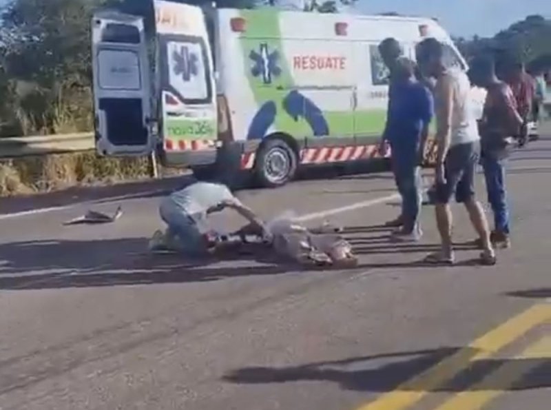 Mulher morre e filha fica gravemente ferida em colisão envolvendo moto e dois veículos na BR-364