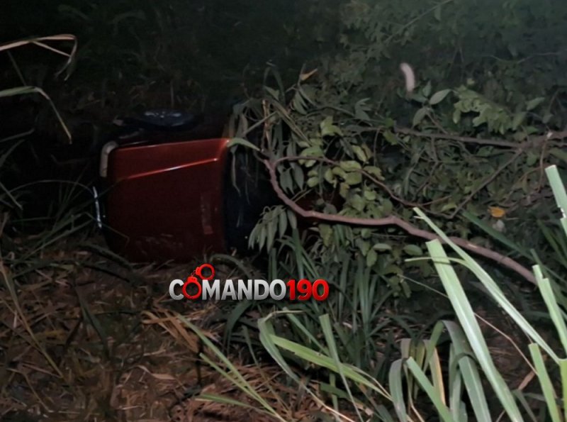 Homem perde controle de veículo e cai em bueiro na Avenida Transcontinental