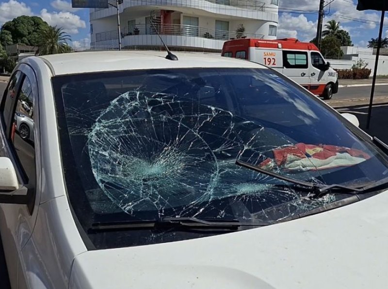 Idoso fica ferido após ser atropelado por carro ao atravessar avenida de bicicleta em Ji-Paraná