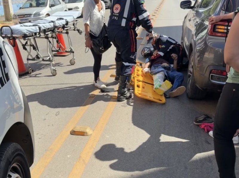 Motociclista fica ferido após colisão traseira com carro na Avenida Maringá, em Ji-Paraná