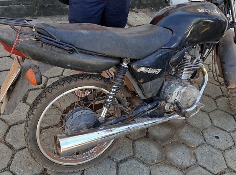 Polícia Militar prende foragida da Justiça, dois suspeitos e recupera motocicleta roubada em Ji-Paraná