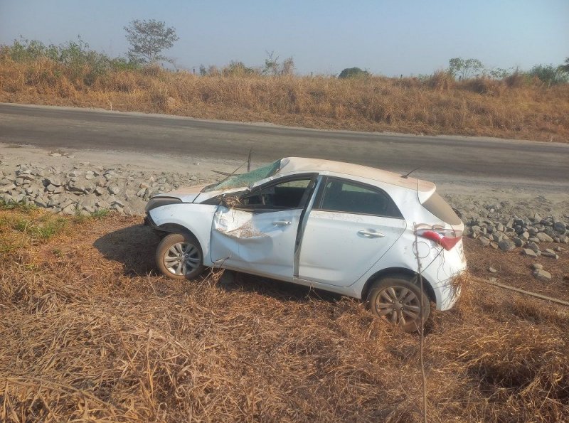 Carro capota na BR 429 proximo da linha 64 em Alvorada do Oeste