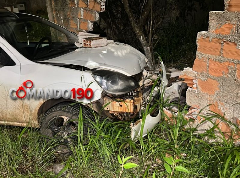Motorista joga carro contra muro após discussão com namorada no bairro Dom Bosco
