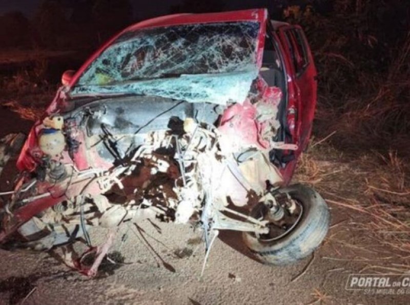 Grave acidente envolvendo um carro e um caminhão deixa uma pessoa morta