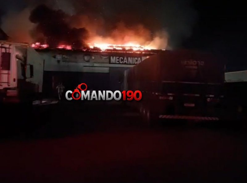 Incêndio em oficina mecânica assusta moradores e mobiliza bombeiros em Ji-Paraná