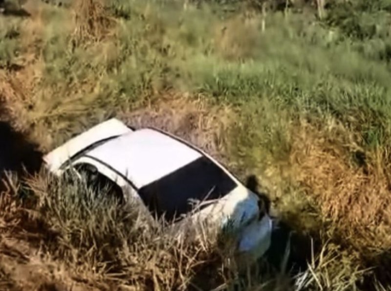 Motorista fica ferida após carro cair em vala na RO-135, em Ji-Paraná