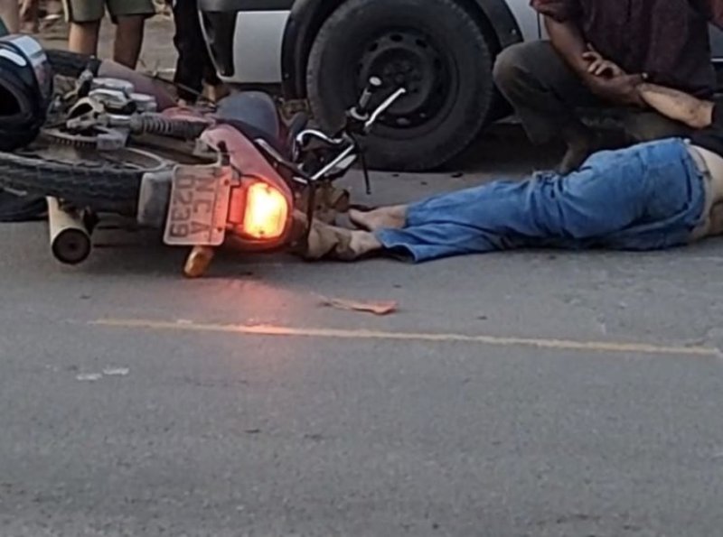 Motociclista fica ferido após colisão frontal com carro na Rua Rondônia, em Ji-Paraná