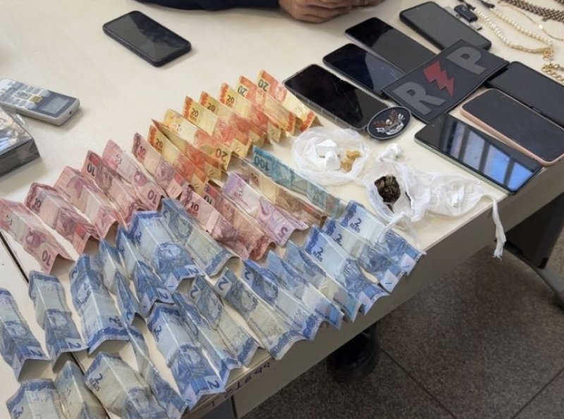 Polícia Militar prende dois suspeitos por tráfico de drogas e apreende entorpecentes