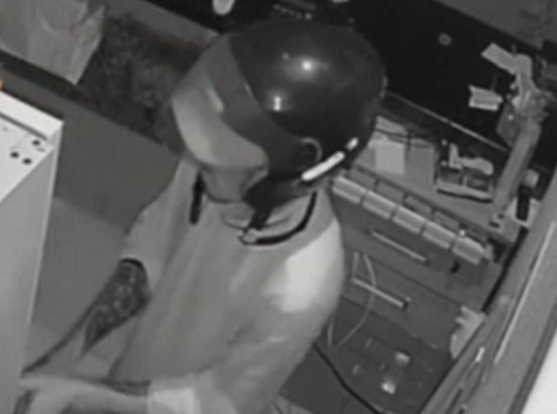 Furto é registrado em comércio na madrugada deste domingo