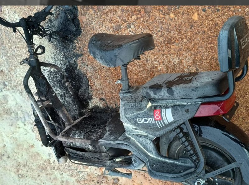Moto elétrica pega fogo e fica parcialmente destruída em Ji-Paraná
