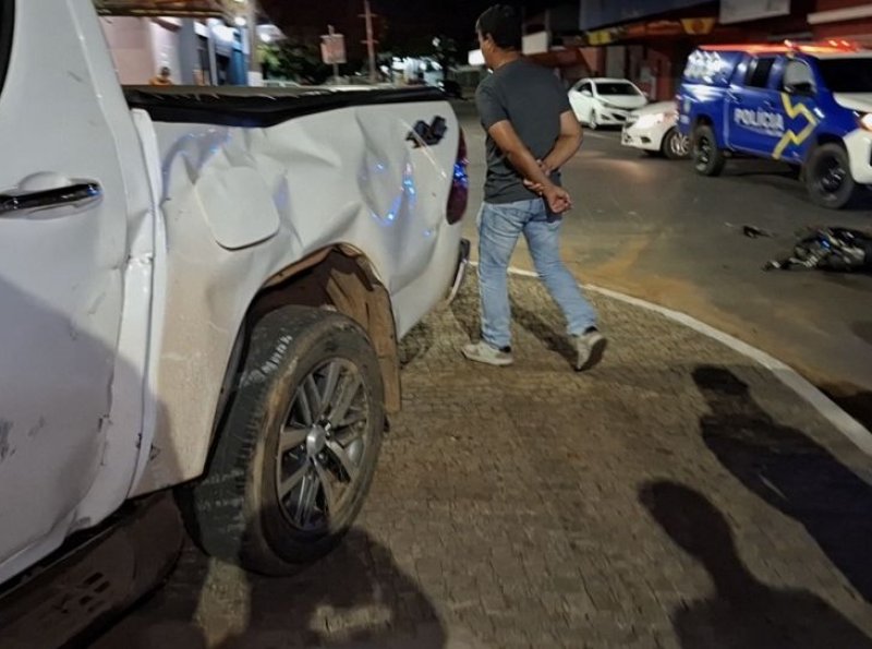 Motociclista fica ferido em acidente envolvendo caminhonete na Avenida Brasil