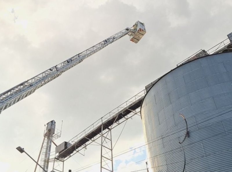 Princípio de incêndio em silo é controlado pelo Corpo de Bombeiros em Ji-Paraná