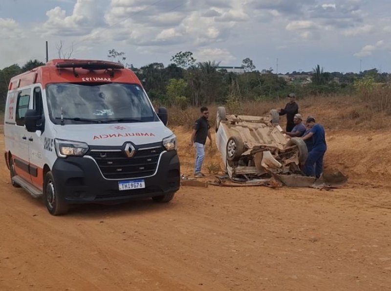 Mulher é socorrida pelo SAMU após capotamento no bairro São Cristóvão