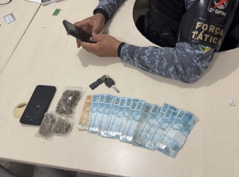 Força Tática prende homem após fuga e apreende droga escondida em painel de veículo