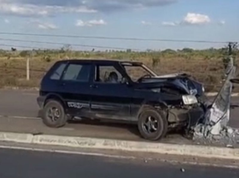 Fiat Uno bate contra poste e deixa fios de alta tensão sobre a via em Ji-Paraná