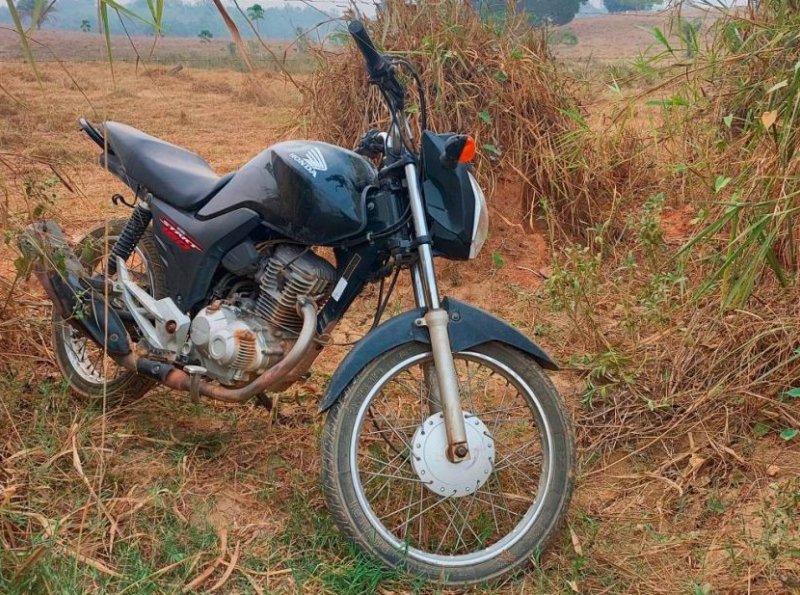 Motocicleta furtada é recuperada pela Polícia Militar na linha Itapirema